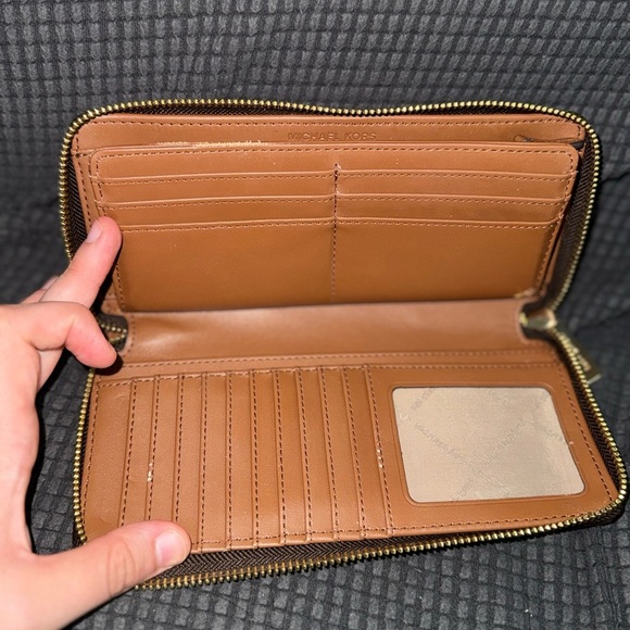 MICHAEL KORS
Jet Set Travel Large Logo Quarter-Zip Wallet🩵 - Picture 3 of 7